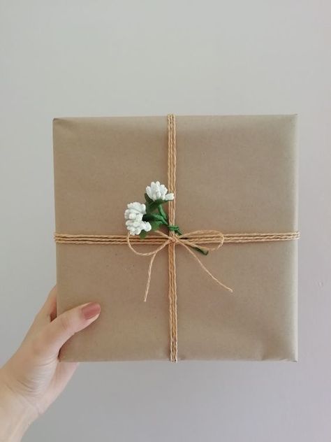 Dress Gift Packing Ideas, How To Pack A Gift, Gift Box Wrapping Ideas, Box Present Ideas, Gifts Packing Ideas, Packing Ideas Gift, Giftwrap Ideas, Gift Packing Ideas, Gifts Packing