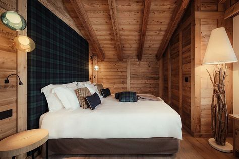 Chalet Ladinia: Rustic Luxury in the Italian Alps French Chalet, Gourmet Kitchen Design, Chalet Interior Modern, Rustic Luxury, Midcentury House, Lombardy Italy, Wooden Facade, Timber Architecture, Wooden Table And Chairs