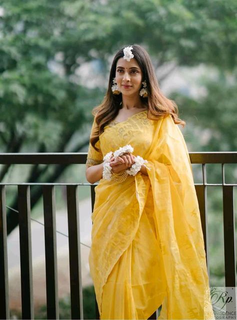 Classy Saree, Saree Yellow, Dhakai Jamdani Saree, Bengali Bride, Traditional Indian Dress, Jamdani Saree, Yellow Outfit, Wedding Wear, Saree Wedding