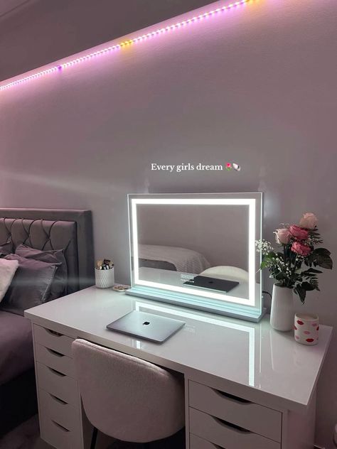 Dream minimalist vanity area Desk With Vanity Ideas, Vanity And Desk Ideas Bedroom, Vanity Mirror On Desk, Vanity Desk Without Mirror, Bedroom Desk Mirror, Vanity Inspo Decor, Beauty Desk Aesthetic, Desk Mirror Ideas, Bedroom Decor Vanity