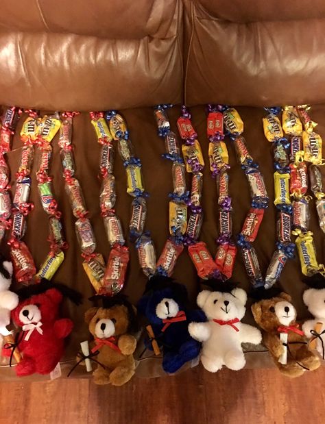 Candy Necklaces For Graduation, Candy Lays For Graduation, Candy Garland For Graduation, Candy Lace For Graduation, Pre K Graduation Lei, Chocolate Leis For Graduation, Graduation Candy Lei Ideas, Graduation Lei Candy, Graduation Necklace Ideas Candy