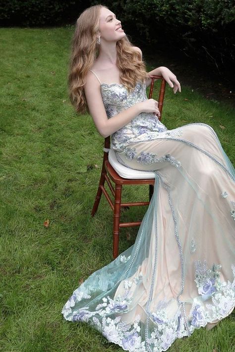 Prom Dress Photoshoot Ideas, Prom Dresses Cottagecore, Evening Gown Pageant, Bridgerton Fashion, Romantic Prom Dress, Story Clothes, Salon Photoshoot, Prom Photography Poses, Matric Farewell