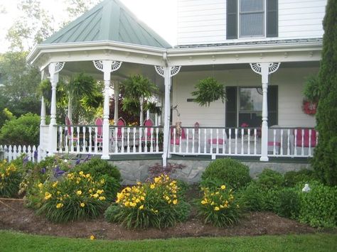 Porch With Gazebo, Cozy Porches, Corner Porch, Corner Gazebo, Backyard Porch Ideas, Roof Porch, Southern Style Homes, Enclosed Gazebo, Gazebo Backyard