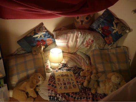 Online.since.2005 on Instagram: "I truly wish I could go back to being small enough to fit into my little selfmade blanket tents. Now I always get in the way." Child Aesthetic, Chihiro Y Haku, Build A Fort, Cozy Room, Dream Rooms, Bedroom Inspo, Dream Room, Room Inspo, Room Inspiration