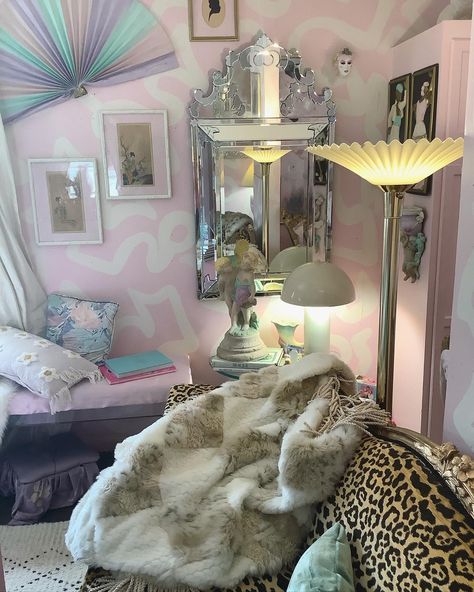 Vintage Glamour Bedroom Old Hollywood, Vintage Hollywood Bedroom, Old Hollywood Glamour Closet, Pink Hollywood Glam Bedroom, Hollywood Regency Mood Board, Vintage Dressing Rooms Hollywood, Hollywood Glamour Decor, Vintage Glam Decor, Hollywood Room