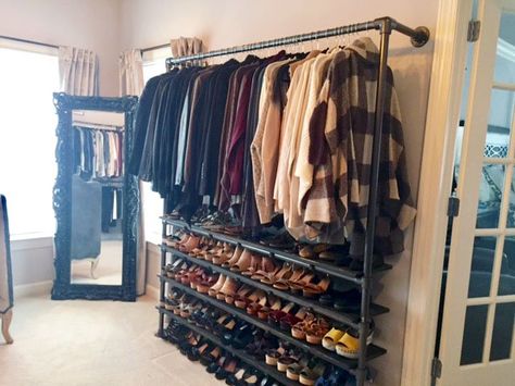 DIY Closet System Built with Pipe & Fittings (Plans Included) Diy Wooden Closet Organizer, Pipe Closet Diy, Pipe Closet, Diy Closet System, Industrial Closet, Bedroom Industrial, Closet Diy, Diy Clothes Rack, Closet Rack