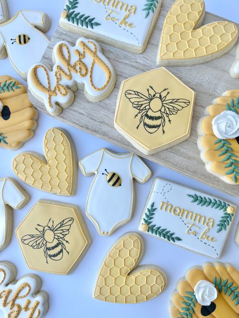 Baby Shower Bee Theme Decorations, Momma To Bee, Honey Bee Baby Shower Theme, Bee Baby Shower Cake, Bee Baby Shower Decoration, Bakery Treats, Honey Bee Baby Shower, Bee Cookies, Baby Shower Theme Decorations