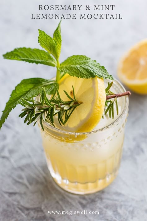 Rosemary Lemonade, Mint Cocktails, Mocktail Drinks, Drink Garnishing, Mint Lemonade, Mocktail Recipes, Rosemary Mint, Lemon Mint, Mocktail Recipe