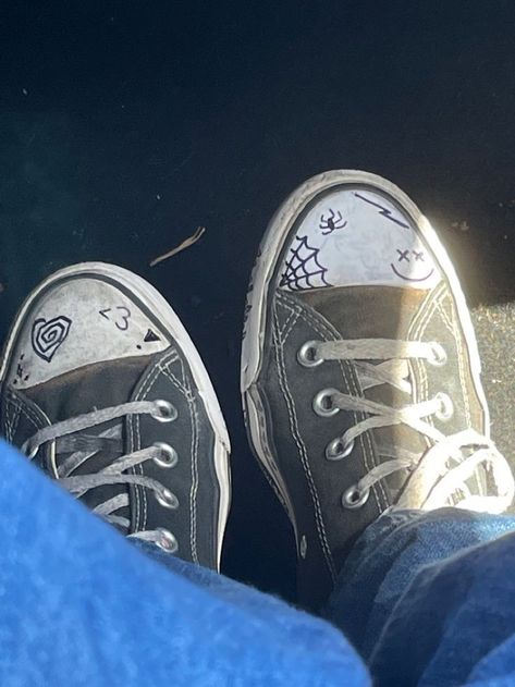 Converse Writing On Shoes, Converse Shoes Aesthetic, Converse Drawing, Converse Noir, Doodle Shoes, Alt Shoes, Aesthetic Converse, Converse Design, Grunge Shoes