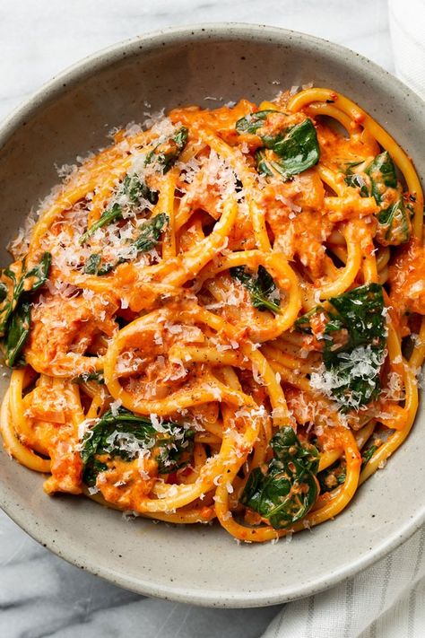 Creamy Roasted Red Pepper Pasta - DeLallo Roasted Red Pepper And Tomato Pasta, Roasted Red Pepper Recipes, Healthy Grain Bowls, Bell Pepper Pasta, Red Pepper Sauce Recipe, Roasted Red Peppers Recipes, Spinach Pasta Recipe, Picnic Salads, Red Pepper Pasta Sauce