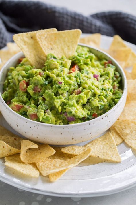 Chunky Guacamole Recipe, Mexican Guacamole, Mexican Entrees, Guacamole Recipe Easy, Chunky Guacamole, Best Guacamole Recipe, Easy Guacamole, Homemade Guacamole, Alton Brown