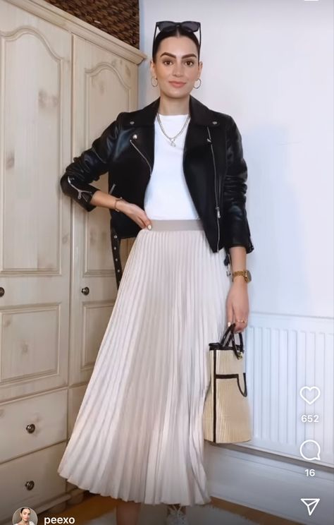 Pleated Long Skirt Outfit, Midi Pleated Skirt Outfit, White Pleated Skirt Outfit, Pleated Midi Skirt Outfit, Accordion Skirt, Pleated Skirt Outfit, White Pleated Skirt, Long Skirt Outfits, Pleated Long Skirt