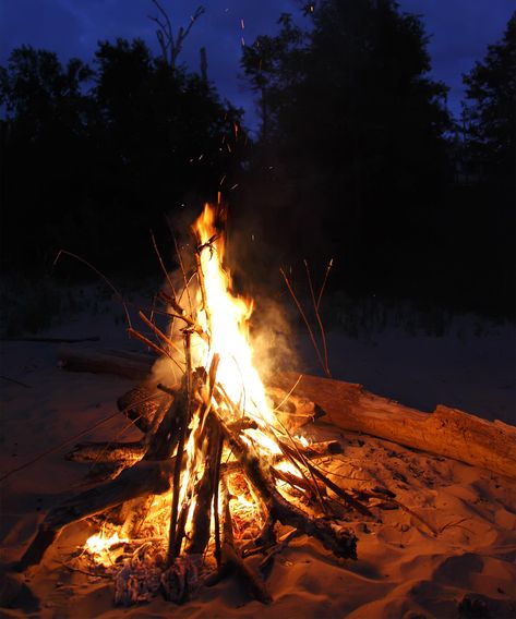 How To Celebrate The Fall Equinox, Or “Witches’ Thanksgiving” #refinery29 https://www.refinery29.com/en-us/2019/09/8450611/first-day-of-fall-equinox-meaning-rituals-2019 Fall Solstice Party, Fall Equinox Aesthetic, Fall Equinox Party, Witches Thanksgiving, Fall Equinox Celebration, Autumnal Equinox Celebration, Fall Solstice, Gs Swaps, Witchy Fall