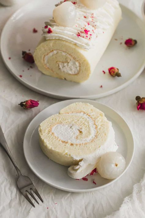 Swiss Roll Flavors, Cream Roll Recipes, Lychee Cake Recipe, Lychee Rose Cake Recipe, Lychee Dessert Recipes, Litchi Dessert, Lychee Aesthetic, Lychee Rose Cake, Lychee Dessert