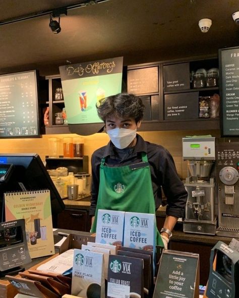 Starbucks Job, Romanticizing Work, Barista Aesthetic, Barista Outfits, Working At Starbucks, Pike Place Market Seattle, Starbucks Rewards, Starbucks Barista, Coffee Shop Aesthetic