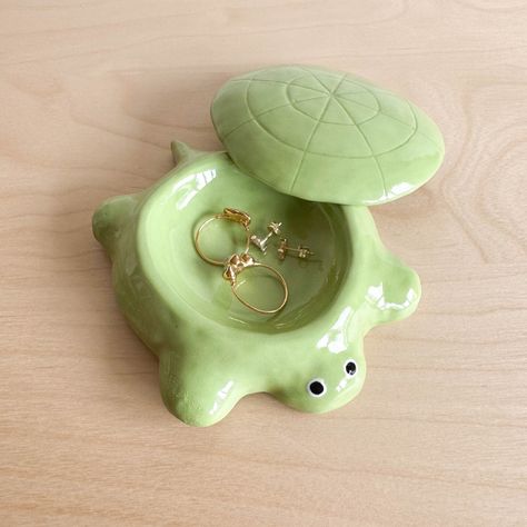 Find the best handmade Ceramics on MakerPlace by Michaels. You will love our Ceramic Turtle Jewelry Box with Lid. Diy Turtle Gifts Ideas, Cute Clay Containers, Pottery Pieces Ideas, Clay Box Diy, Air Clay Jewelry, Ceramics Gift Ideas, Pottery Trinkets, Clay Ideas Jewelry, Trinket Box Ideas