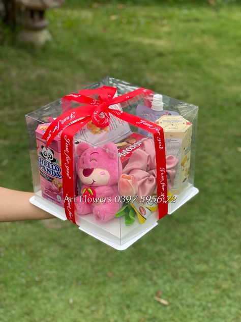 Hamper Diy, Mothers Day Balloons, Homemade Gift Baskets, Diy Bouquet Wrap, Food Gift Baskets, Personalised Gifts Diy, Birthday Hampers, Bridal Gift Wrapping Ideas, Flower Box Gift