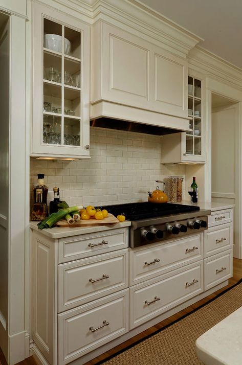 Like hood over range with glass front cabinets flanking hood. Like how hood protrudes to provide dimension and 'hide' vent. Kitchen Hood Design, Kitchen Vent Hood, Kitchen Cooker, Kitchen Cabinet Trends, Kitchen Vent, Best Kitchen Cabinets, Kitchen Range Hood, Kitchen Hoods, Glass Cabinet Doors