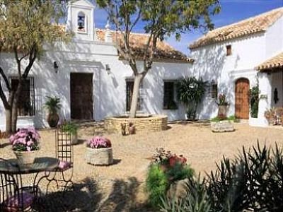 300-year-old Spanish farmhouse Old Spanish Style Homes, Spanish Farmhouse, Spanish Courtyard, Spanish Colonial Homes, Spanish Revival Home, Spanish Hacienda, Mexican Hacienda, Hacienda Style Homes, Spanish Garden