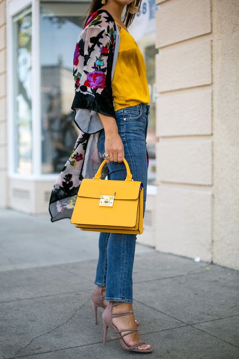 Yellow Bag Outfit, Winter Purses, 15 Outfits, Looks Jeans, Yellow Purses, Cheap Purses, Fall Handbags, Bag Outfit, Tas Fashion