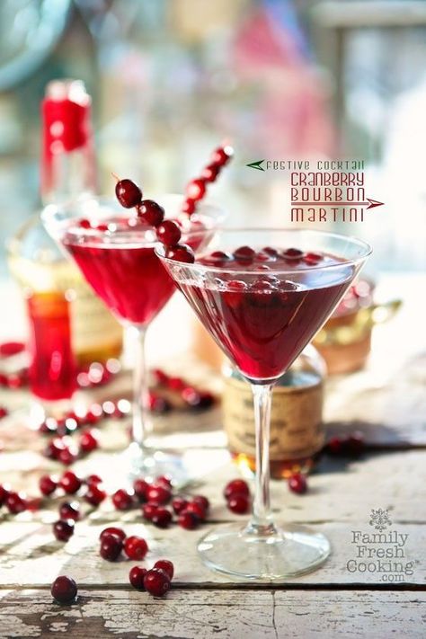 What cocktail will Santa want tonight? Something red of course like this Maple Cranberry Bourbon Martini! Citrus Martini, Bourbon Martini, Cranberry Champagne Cocktail, Cranberry Martini, Glace Fruit, Pomegranate Martini, Christmas Friends, Martini Recipes, Champagne Cocktail