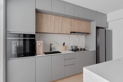 Kitchen Laminates Design, Contemporary Grey Kitchen, Bto Hdb, Open Space Kitchen, Light Wood Texture, Light Grey Kitchen Cabinets, Kitchen Decor Grey, Modern Grey Kitchen, Laminate Kitchen Cabinets