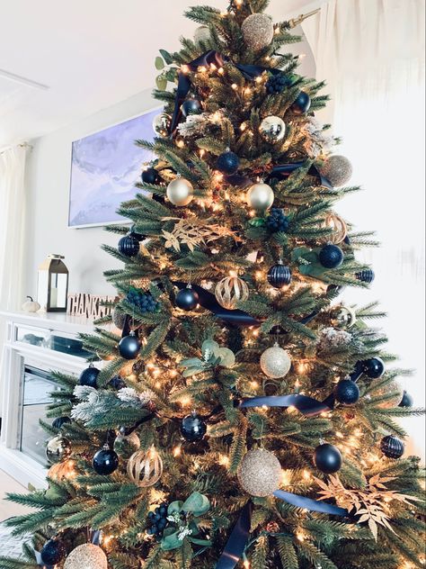 Gold And Navy Blue Christmas Tree, Blue Black Silver Christmas Decorations, Navy Blue Theme Christmas Tree, Blue And Gold Xmas Tree, Navy Christmas Tree Ideas, Blue Silver Gold Christmas Tree, Christmas Tree Blue Theme, Christmas Tree Inspiration Blue, Blue Christmas Theme Decorating Ideas