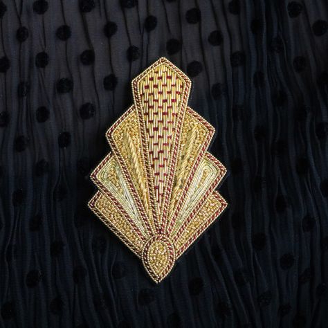 Broach Art Deco, Pearl Purl Embroidery, Art Deco Cushions, Art Deco Beading Patterns, Art Deco Embroidery Pattern, Goldwork Techniques, Art Deco Textiles, Art Deco Beading, Art Deco Embroidery