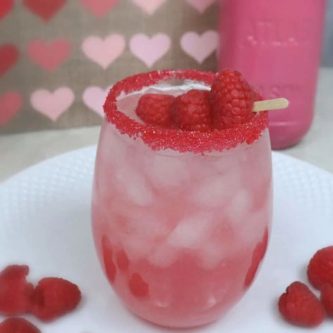 Raspberry Kiss Cocktail Lemonade Simple Syrup, Bellini Cocktail Recipes, Vodka Cranberry Cocktail, Kiss Cocktail, Fourth Of July Drinks, Cake Vodka, Valentine Drinks, Valentine Cocktails, Raspberry Cocktail