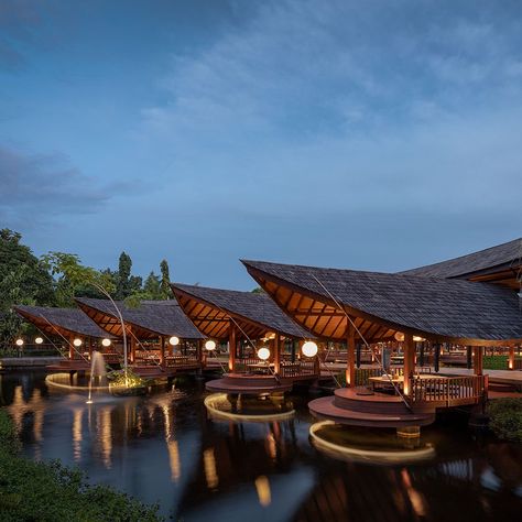 Talaga Sampireun Bali - #iDArchitecture #iDRestaurant As the latest addition to the chain and the first location outside Java, Talaga Sampireun Bali diverges from the standard design of individual series ‘saung.’ In Bali, the design creates a storyline where customers can imagine a rural Indonesian village next to a body of water. With this slightly different concept compared to its sister restaurants in Java, the Bali chain aims to offer a more integrated dining experience. “Upon arriving... Balinese Restaurant, Indonesian Village, Accessible House, Traditional Japanese Home, Lopez Island, Renovation Architecture, Mix Use Building, Building Renovation, Restaurant Architecture