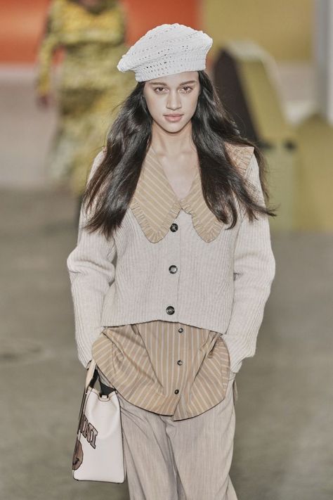 Big Collars Are the Micro-Trend Dominating Spring 2020 | Who What Wear UK Sweater Runway, Chelsea Collar, Puritan Collar, Collar Outfits, Dress Over Jeans, Pretty Cardigans, Flannel Blouse, Peter Pan Collar Shirt, Styling Tricks