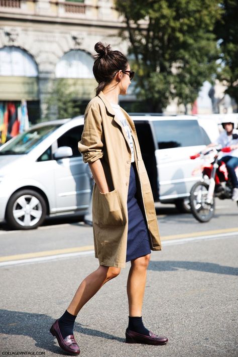 Vintage Street Style, Trench Beige, Walking Down The Street, Look Formal, Street Style Blog, Coat Trends, Mode Inspo, Look Vintage, 가을 패션