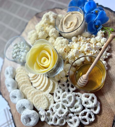 All White Charcuterie Board, White Charcuterie Board Ideas, Black And White Charcuterie Board, White Food Board, White Foods For Color Party, Sweet Charcuterie Board Ideas, White Charcuterie Board, White Party Foods, Bachelorette Food