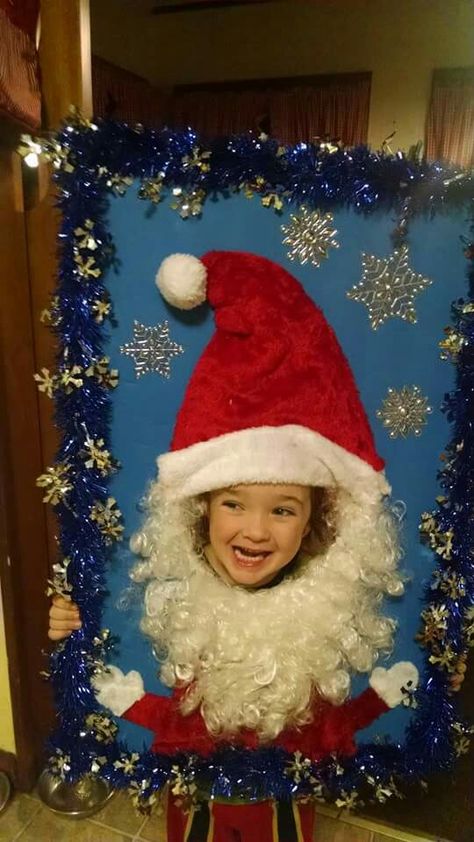 Christmas Photobooth Diy, Christmas Cubicle Decorations, Diy Christmas Door Decorations, Santa Claus Crafts, Christmas Booth, School Christmas Party, Christmas Party Photo, Christmas Photo Frame, Santa Claus Decorations