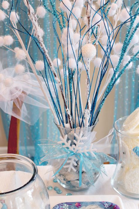 Frozen Birthday Party Ideas Frozen Flower Arrangements, Frozen Centerpiece Ideas Diy, Frozen Backdrop Ideas, Frozen Table Decorations, Frozen Party Centerpieces, Frozen Theme Party Decorations, Schnee Party, Frozen Birthday Party Cake, Frozen Birthday Party Ideas