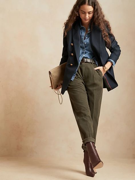 Classic-Fit Denim Shirt | Banana Republic Denim Shirt Outfits, Denim Shirt Outfit, Fitted Denim Shirt, Androgynous Outfits, Professional Outfits Women, Androgynous Fashion, Casual Work Outfits, Tomboy Fashion, Professional Outfits