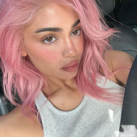 We'll let you in on a not so little secret - thanks to Kylie Jenner a.k.a King Kylie - Pink Hair is Trending yet again just like in 2014! Kylie Jenner Pink Hair, 2014 Era, Cotton Candy Pink Hair, Kylie Jenner Icons, Kily Jenner, Sherilyn Fenn, Looks Kylie Jenner, Kyle Jenner, Kylie Jenner Lipstick