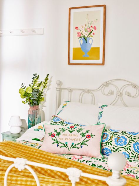 Whether for a special occasion or just because you love blooms, flowers are an easy way to add colour, scent and style into your space. Check out these 9 flower styling ideas are amongst the prettiest you'll have seen by Interior Stylist Maxine Brady. Flowers on a bedside table with floral bedding and cushions Bed Inspo Aesthetic, Statement Bed, Flower Styling, Bed Inspo, Ikea Uk, Small Space Hacks, Small Bedroom Ideas, Ikea Home, Small Bedroom Decor