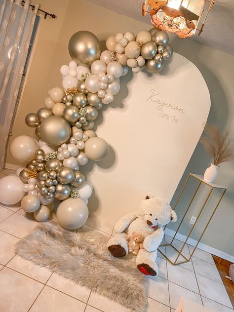 Bear Theme Balloon Garland, Teddy Bear And Clouds Baby Shower Theme, Teddy Bear Cloud Theme, Teddy Bear Circle Balloon Arch, Teddy Bear Hanging From Balloons, Teddy Bear Chiara Backdrop, Teddy Bear Birthday Theme, Cloud Baby Shower Theme, White Teddy Bear