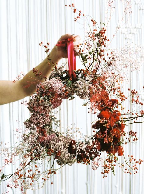 Unconventional Wreaths, Dried Flower Christmas, Flower Christmas Wreath, Wreath Dried Flowers, Dried Floral Wreath, Flower Magazine, Christmas Flower Decorations, Christmas Advent Wreath, Dried Wreath