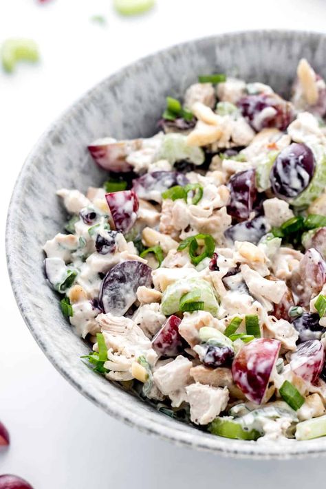 Chicken Salad with Grapes and Almonds {Easy & Healthy} Summer Lunch Recipes, Salad With Grapes, Chicken Salad With Grapes, Healthy Chicken Salad Recipe, Can Chicken Recipes, Turkey Salad, Grape Recipes, Greek Salad Pasta, Healthy Chicken Salad