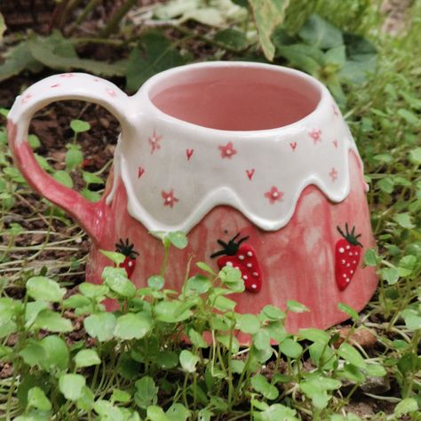 Dimensions: (Since this magnificent mug is completely handmade, the dimensions may vary.) Height: 2.4 inches/ 6 cm Width: 5.4 inches / 13 cm (including handle) Capacity: 4.9 oz / 270 ml Indulge in the whimsical delight of our Handmade Ceramic Strawberry Shortcake Cup, a charming creation that brings together the sweetness of strawberries and the charm of delicate flowers. This cup is meticulously crafted with love, featuring a delightful strawberry shortcake design adorned in enchanting shades o Ceramic Strawberry, Pretty Mugs, Pottery Crafts, Clay Art Projects, Ceramics Projects, Ceramics Ideas Pottery, Cute Cups, Diy Clay Crafts, Cute Room Decor