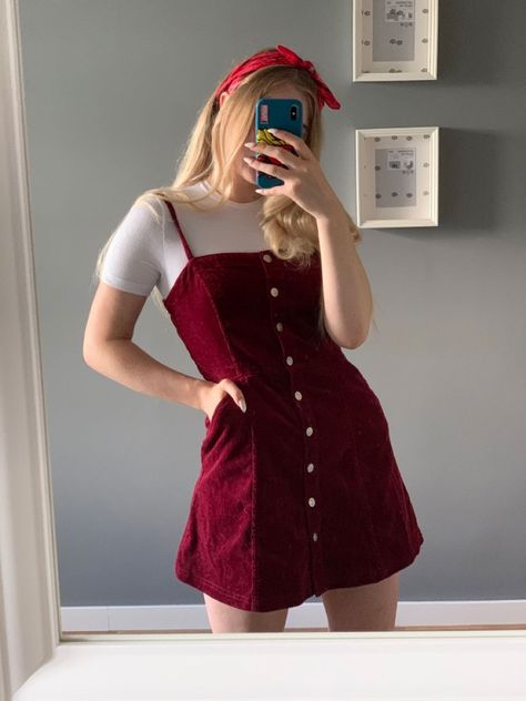 Red Casual Outfit Aesthetic, Causal Style Aesthetic, Gryffindor Summer Outfit, Maroon Casual Outfit, Romantic Fashion Style Casual, Red Academia Aesthetic Outfits, Colorful Outfits Aesthetic Summer, Romantic Outfits Aesthetic, Gryffindor Outfit Ideas