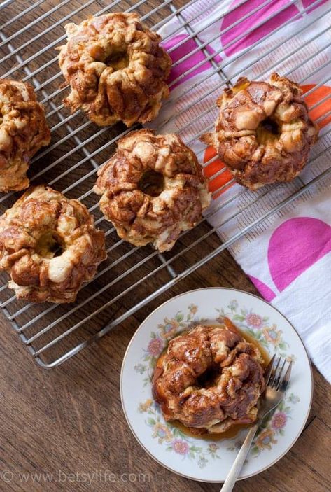 Mini French Toast Bundt Cakes. Perfect brunch food! Mini Bundt Coffee Cake Recipes, Mini Christmas Desserts Holiday Treats, French Toast Bundt Cake, Mini French Toast, Mini Bunt Cake, Bundt Pan Recipes, Mini Bundt Cakes Recipes, Bundt Recipes, Lemon Mug Cake