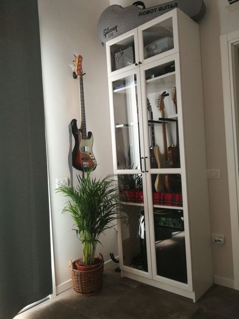 Guitar Wall Storage, Guitar Cabinet Diy, Instrument Storage Ideas Music Rooms, Music Instrument Storage, Ikea Guitar Storage, Music Equipment Storage, Instrument Storage Ideas, Guitar Storage Ideas, Guitar Wardrobe