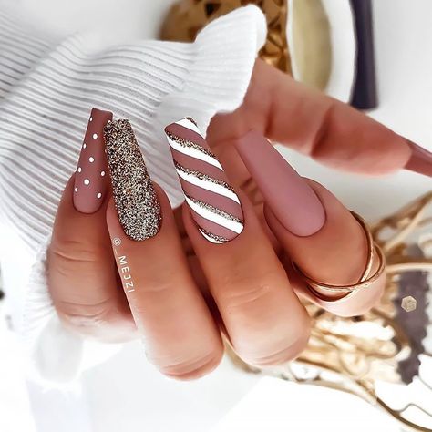 25 Winter Nail Design Ideas for Christmas - Beautiful Dawn Designs Xmas Drawing, Nails Holiday, Short Ombre, Winter Nails Acrylic, Holiday Nail, Her Nails, Nails Christmas, Nail Design Ideas, Christmas Nails Acrylic