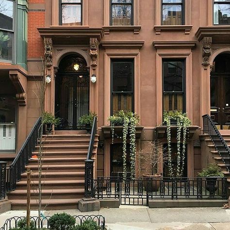 Brooklyn Brownstone. The place for No Broker Fee apartments in NYC is RDNY.com. Brownstone Apartment Interior, Brownstone Apartment, Nyc Brownstone, Brownstone Homes, New York Brownstone, Apartments Exterior, Brooklyn Brownstone, Brooklyn Heights, Architecture Model Making