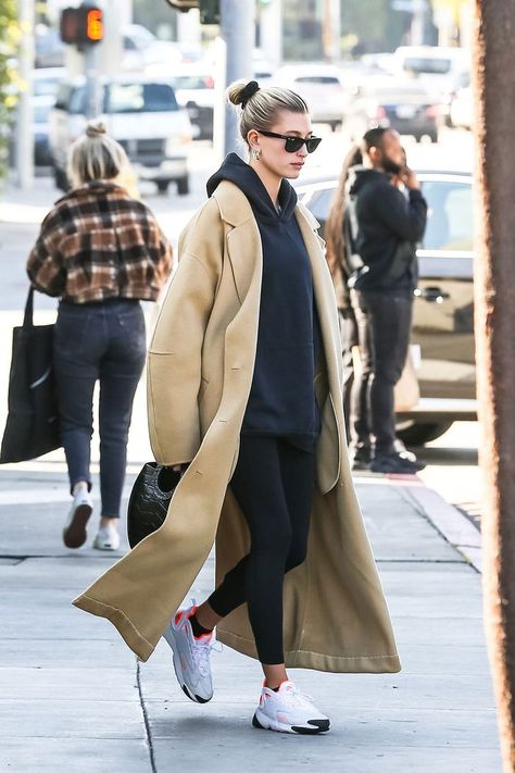 The Legging Outfits That Will Never Go "Out," According to Celebs Leggings Outfit Spring, Hailey Baldwin Street Style, Bekväma Outfits, Look Legging, Hailey Baldwin Style, Mode Editorials, Spring Leggings, Legging Outfits, Streetstyle Fashion