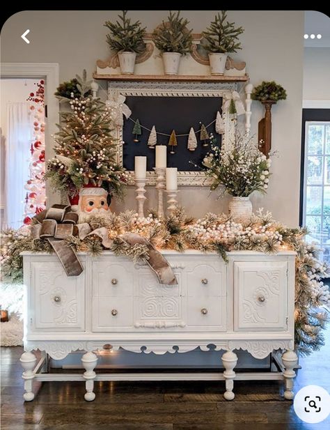 Cozy Christmas Decor, Booth Displays, Christmas Decor Inspiration, Retro Santa, Country Christmas Decorations, Cottage Christmas, Christmas Interiors, Jolly Santa, Pretty Christmas