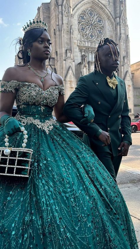 Prom Dress 2023, Puffy Prom Dresses, Green Ball Gown, Prom Goals, Classy Prom, Prom Inspiration, African Prom Dresses, Gorgeous Prom Dresses, Puffy Dresses